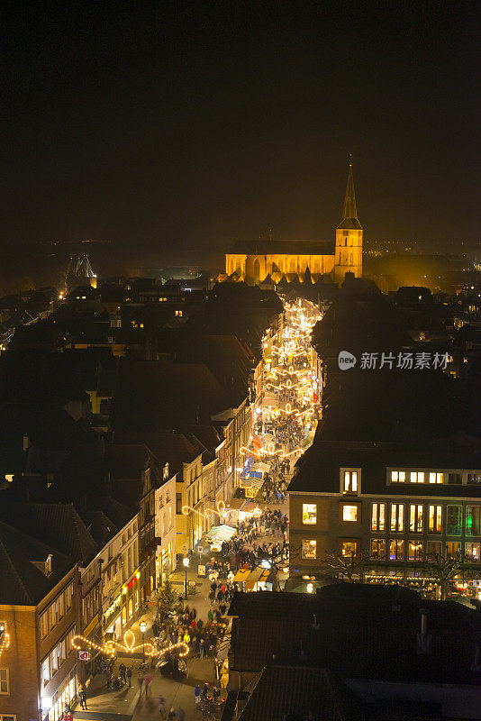 荷兰Overijssel Kampen购物街的夜景